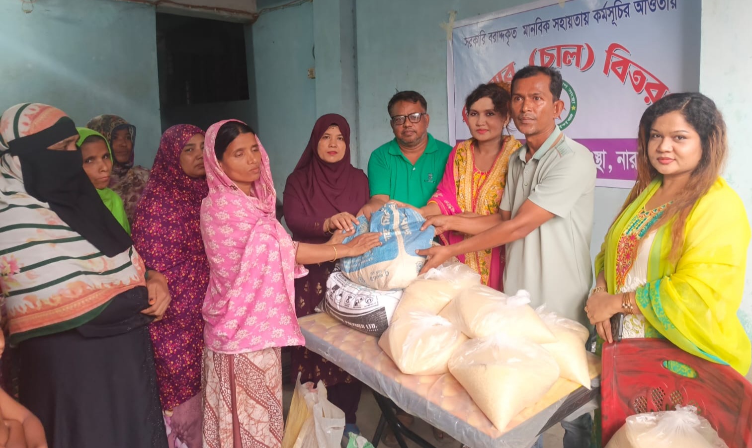 সরকারি বরাদ্দকৃত জি আর(চাল)বিতরন, বুবলী যুব কল্যাণ সংস্থার উদ্যোগে শতাধিক পরিবার পেল মানবিক সহায়তা