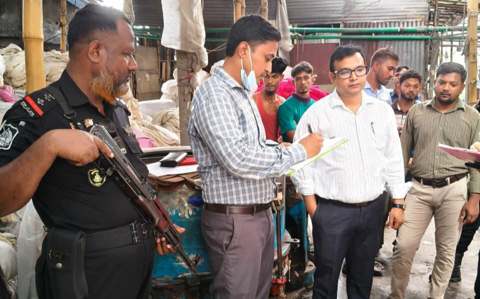 ডিএনডি খাল দূষণের দায়ে আকবর ডাইং-কে মোবাইল কোর্ট অভিযান ৫০ হাজার টাকা জরিমানা