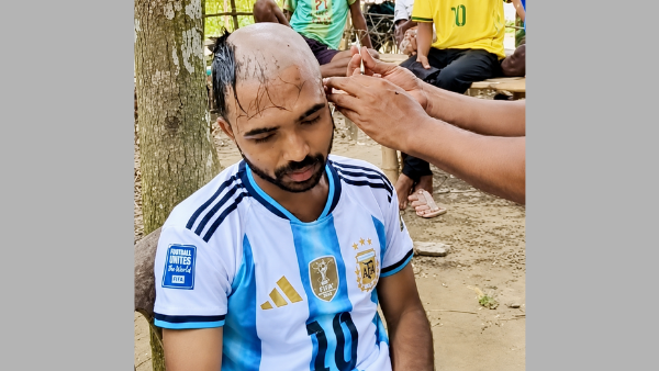বাজিতে হেরে মাথা ন্যাড়া করলেন আর্জেন্টিনার সমর্থক