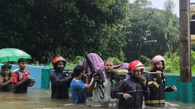 বন্যার মধ্যে প্রসব বেদনায় কাতরানো নারীর উদ্ধার করলো ফায়ার সার্ভিস