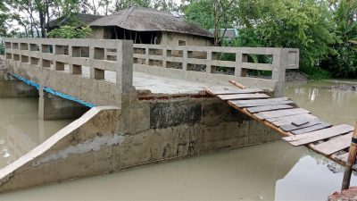 সেতুর সংযোগ সড়ক না থাকায় ভোগান্তিতে পাঁচ গ্রামের মানুষ