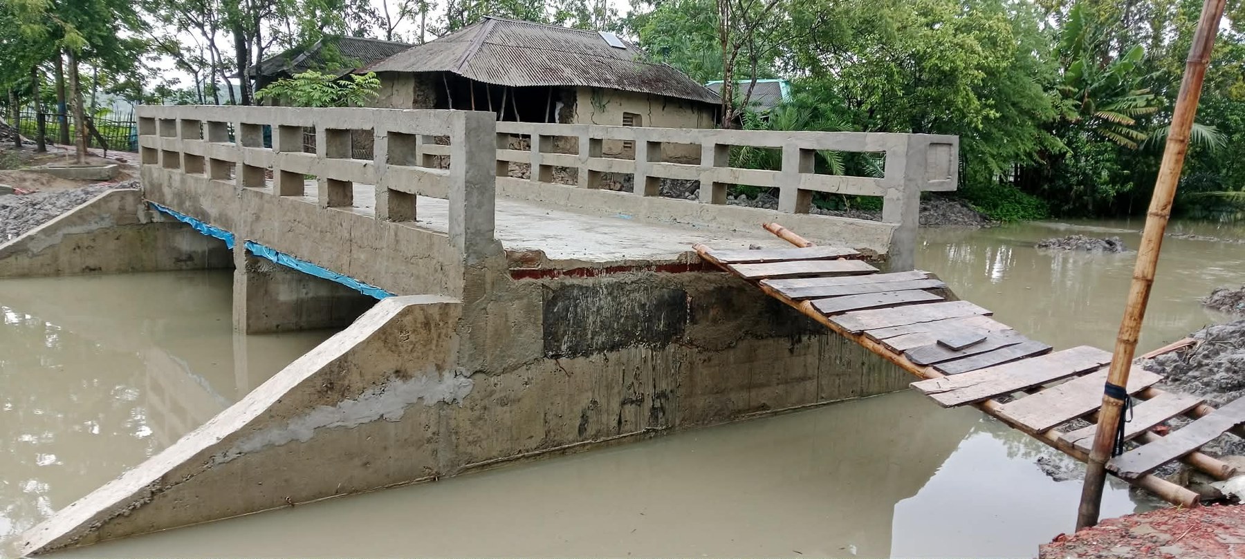 সেতুর সংযোগ সড়ক না থাকায় ভোগান্তিতে পাঁচ গ্রামের মানুষ