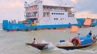 হাতিয়ার সঙ্গে সারাদেশের নৌ যোগাযোগ বন্ধ হয়েছে