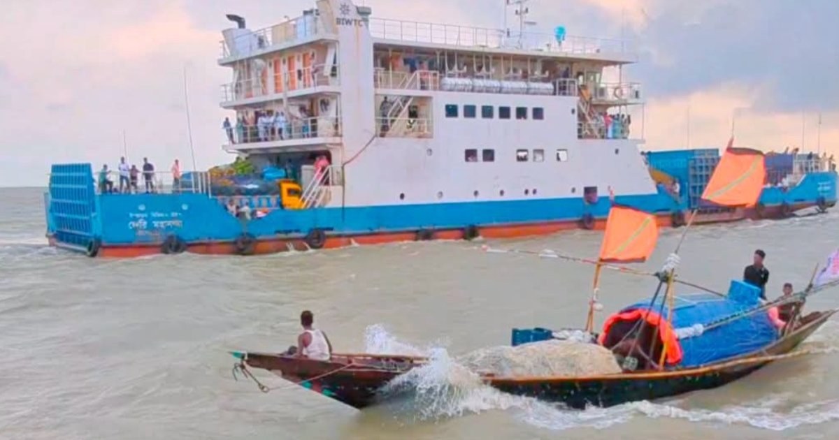 হাতিয়ার সঙ্গে সারাদেশের নৌ যোগাযোগ বন্ধ হয়েছে