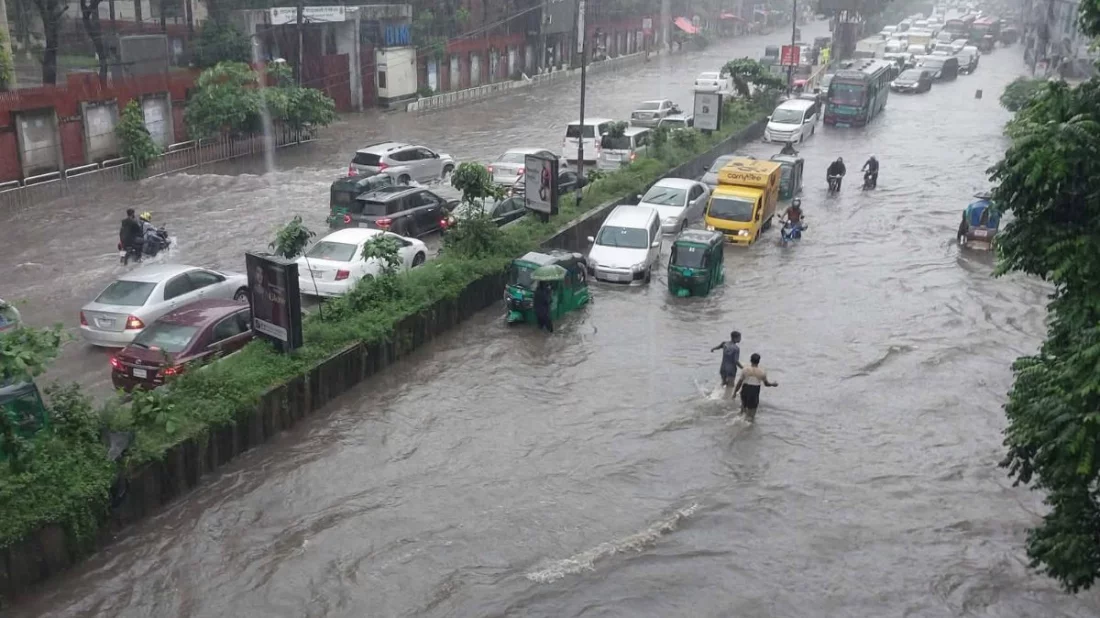 টানা ভারি বৃষ্টিতে জলাবদ্ধ রাজধানী, ভোগান্তিতে নগরবাসী