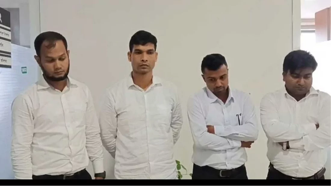 জনপ্রশাসন মন্ত্রণালয়ে চাকরিতে যোগ দিতে এসে আটক ৪