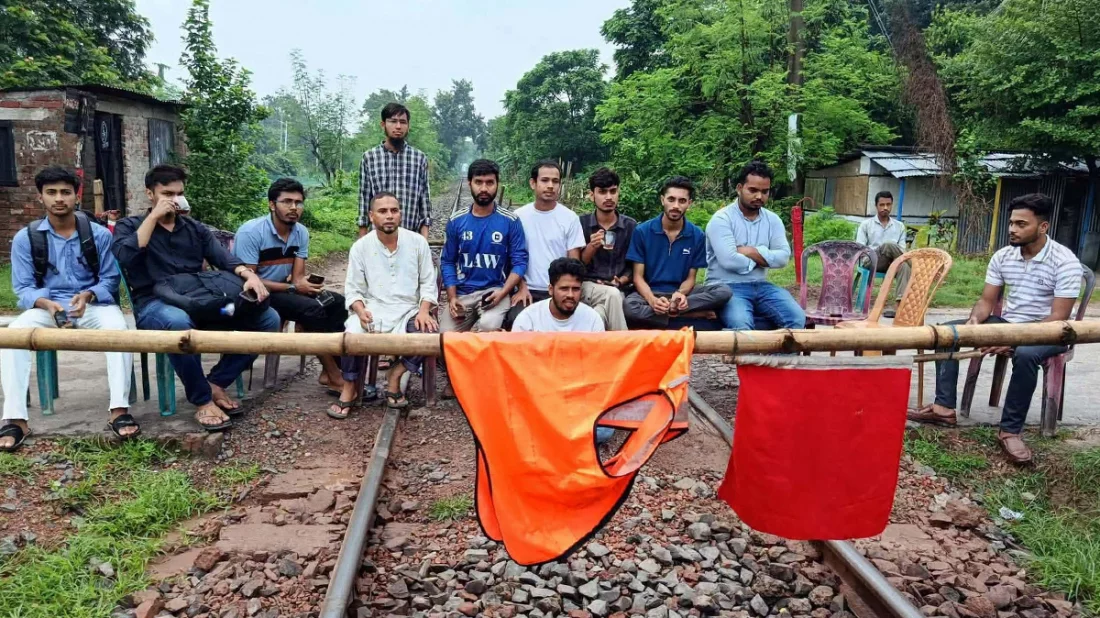 ট্রেনে রাবি শিক্ষার্থীকে মারধরের প্রতিবাদে রাজশাহীর সঙ্গে সারাদেশের রেল যোগাযোগ বন্ধ