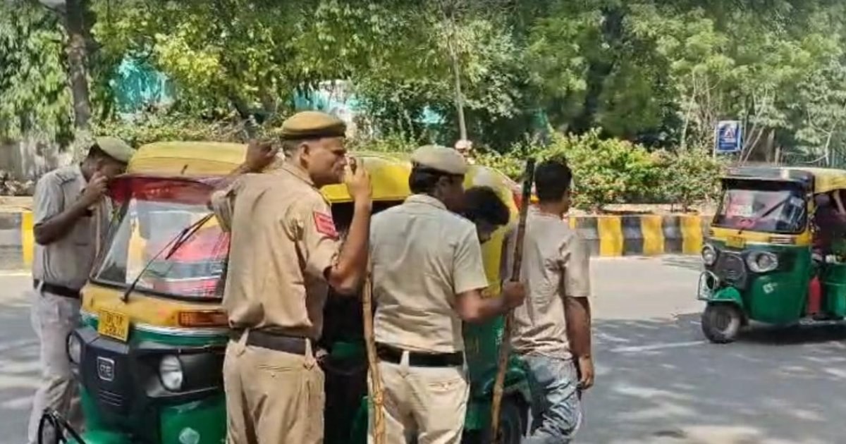 দিল্লিতে যন্তর মন্তরের দিকে যাওয়া শিক্ষার্থীদের আটকে দিল্লি পুলিশ