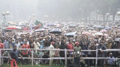 রংপুরে ১১ দলীয় ঐক্যের সমাবেশে বৃষ্টির মধ্যেও নেতাকর্মীদের ব্যাপক উপস্থিতি