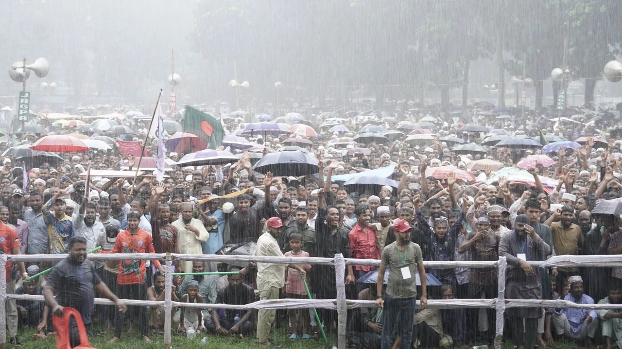 রংপুরে ১১ দলীয় ঐক্যের সমাবেশে বৃষ্টির মধ্যেও নেতাকর্মীদের ব্যাপক উপস্থিতি