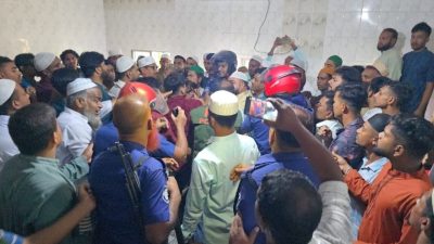 সাঁথিয়ায় মসজিদে নামাজ পড়ানোকে কেন্দ্র করে সংঘর্ষের ঘটনা