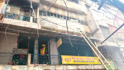 চকবাজারের খাজা মার্কেটে আগুন নিয়ন্ত্রণে এক ঘণ্টার প্রচেষ্টায়