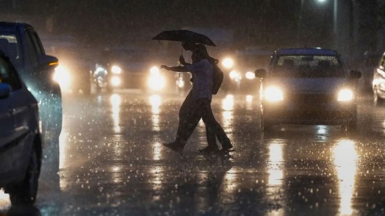 রাতের মধ্যে ব্যাপক ঝড়-বৃষ্টির পূর্বাভাস, নদীবন্দরগুলোতে সতর্কতা