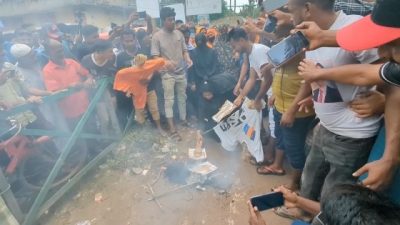 সাতক্ষীরায় গাজী নজরুলের পদত্যাগের দাবিতে বিক্ষোভ