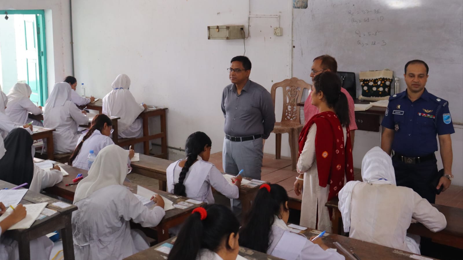 নারায়ণগঞ্জে এইচএসি কেন্দ্র পরিদর্শন: ‘সুষ্ঠু ও নকলমুক্ত পরিবেশে পরীক্ষা সম্পন্নের প্রত্যাশা’ ডিসির