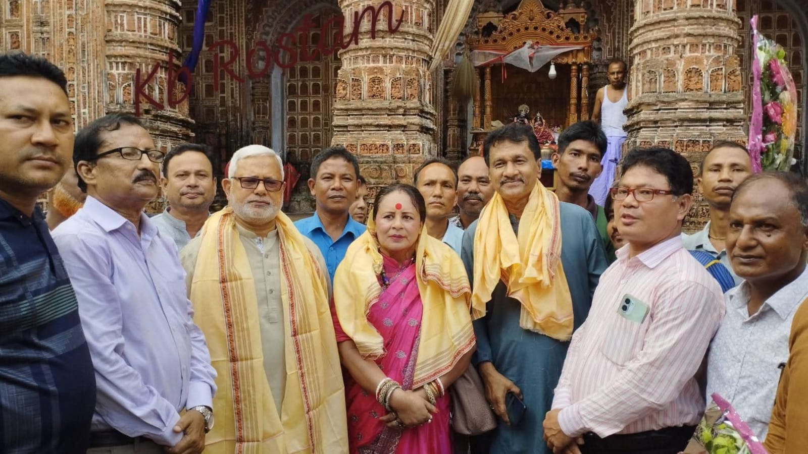 দিনাজপুরের ঐতিহ্যের টানে কান্তজিউ মন্দিরে অপর্ণা রায় দাস, উষ্ণ অভ্যর্থনা জানালেন এমপি মনজুরুল ইসলাম