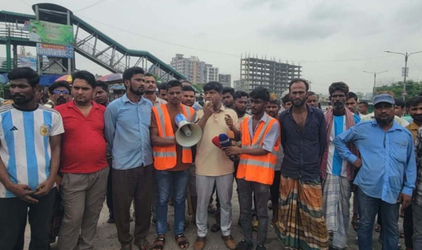 চাঁদাবাজির প্রতিবাদে বিক্ষোভ কর্মসূচি পালন করেছে সাইনবোর্ডে পরিবহন মালিক-শ্রমিক ঐক্য পরিষদ