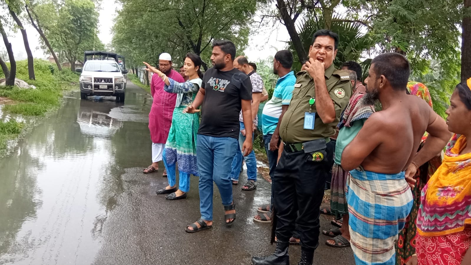 অতিরিক্ত বৃষ্টিতে ডুমুরিয়ার রতনখালী স্লুইচগেটে ভাঙন ও বিলে পানি প্রবেশ: মাঠ পরিদর্শনে ইউএনও ও  ওসি