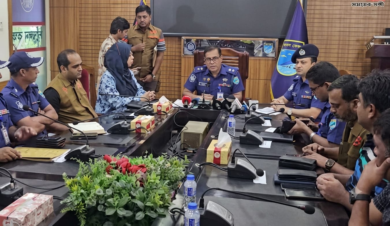 নারায়ণগঞ্জে পৃথক দুই ডাকাতির ঘটনায় ৫ ডাকাত গ্রেফতার, সাড়ে ৮ ভরি স্বর্ণ ও শটগান উদ্ধার