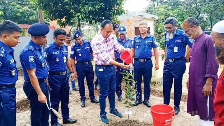 দিনাজপুর  বীরগঞ্জে থানায় বৃক্ষরোপণ কর্মসূচি ২০২৬-এর ফলদ বাগানের শুভ উদ্বোধন