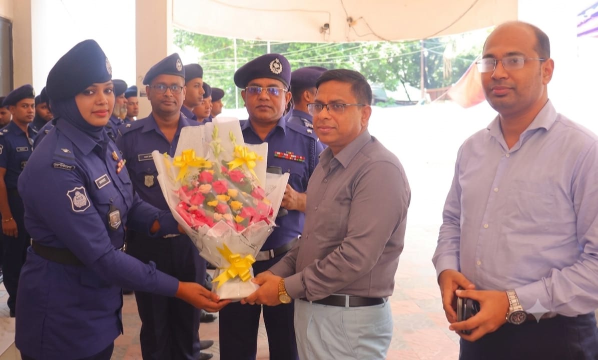 ফতুল্লা মডেল থানা আকস্মিক পরিদর্শনে জেলা প্রশাসক মো:  রায়হান কবির