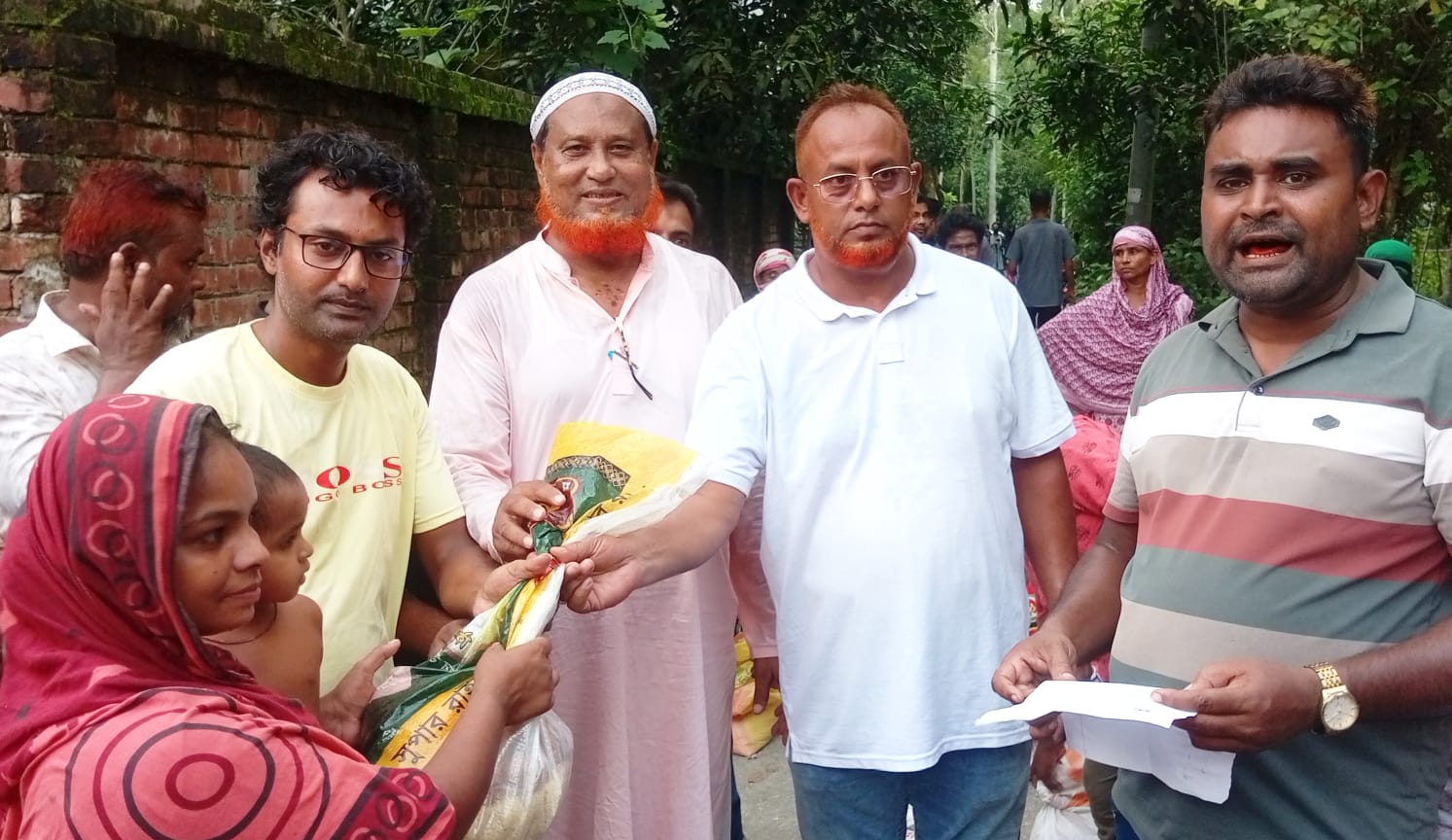 পাঁচবিবিতে পানিবন্দি পরিবারকে খাদ্য সহায়তা দিলেন মেয়র প্রার্থী ডালিম