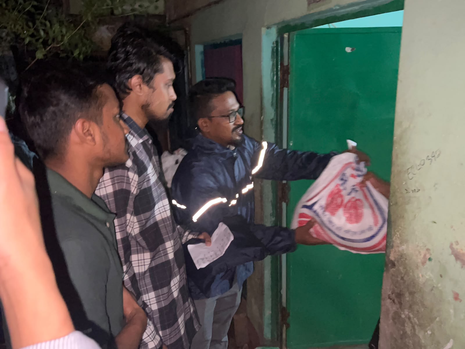 দুর্যোগে ক্ষতিগ্রস্ত মানুষের পাশে যুবদল, আলিফ উদ্দিন রুবেলের নেতৃত্বে ত্রাণ বিতরণ