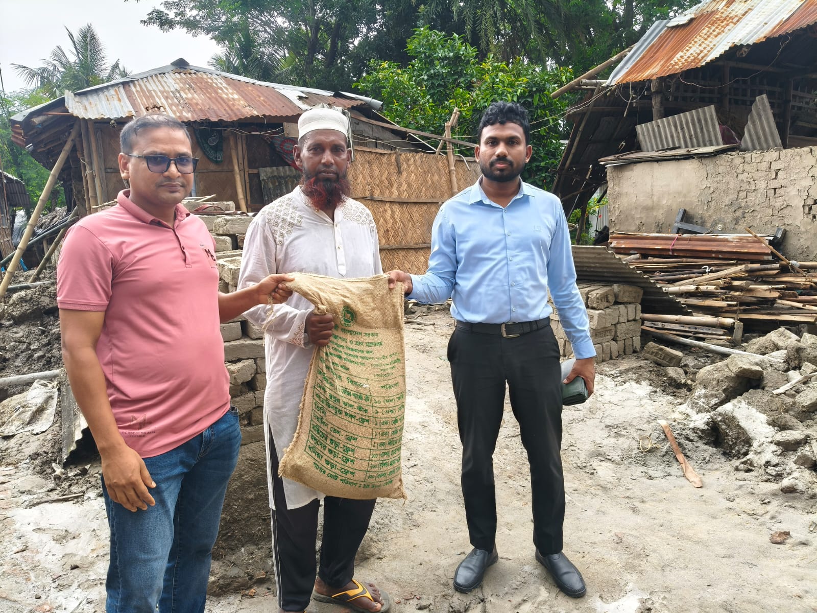 ভারী বর্ষণে ঘর হারিয়ে নিঃস্ব সহিদুল মোড়ল, পাশে দাঁড়ালো ডুমুরিয়া উপজেলা প্রশাসন