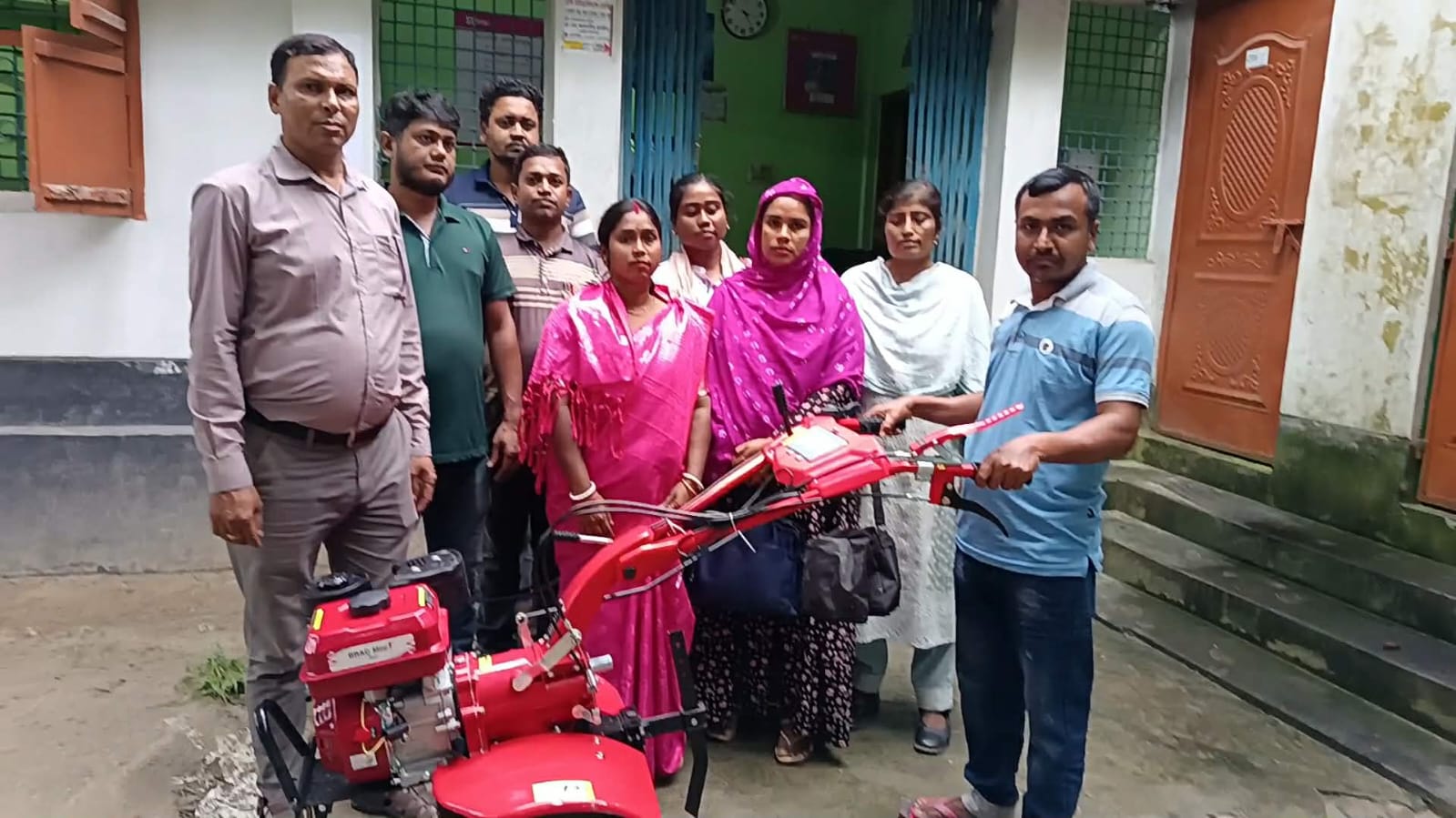 সমাধিনগর ব্র্যাক শাখা অফিসে সদস্যের মাঝে গার্ডেন টিলার বিতরণ