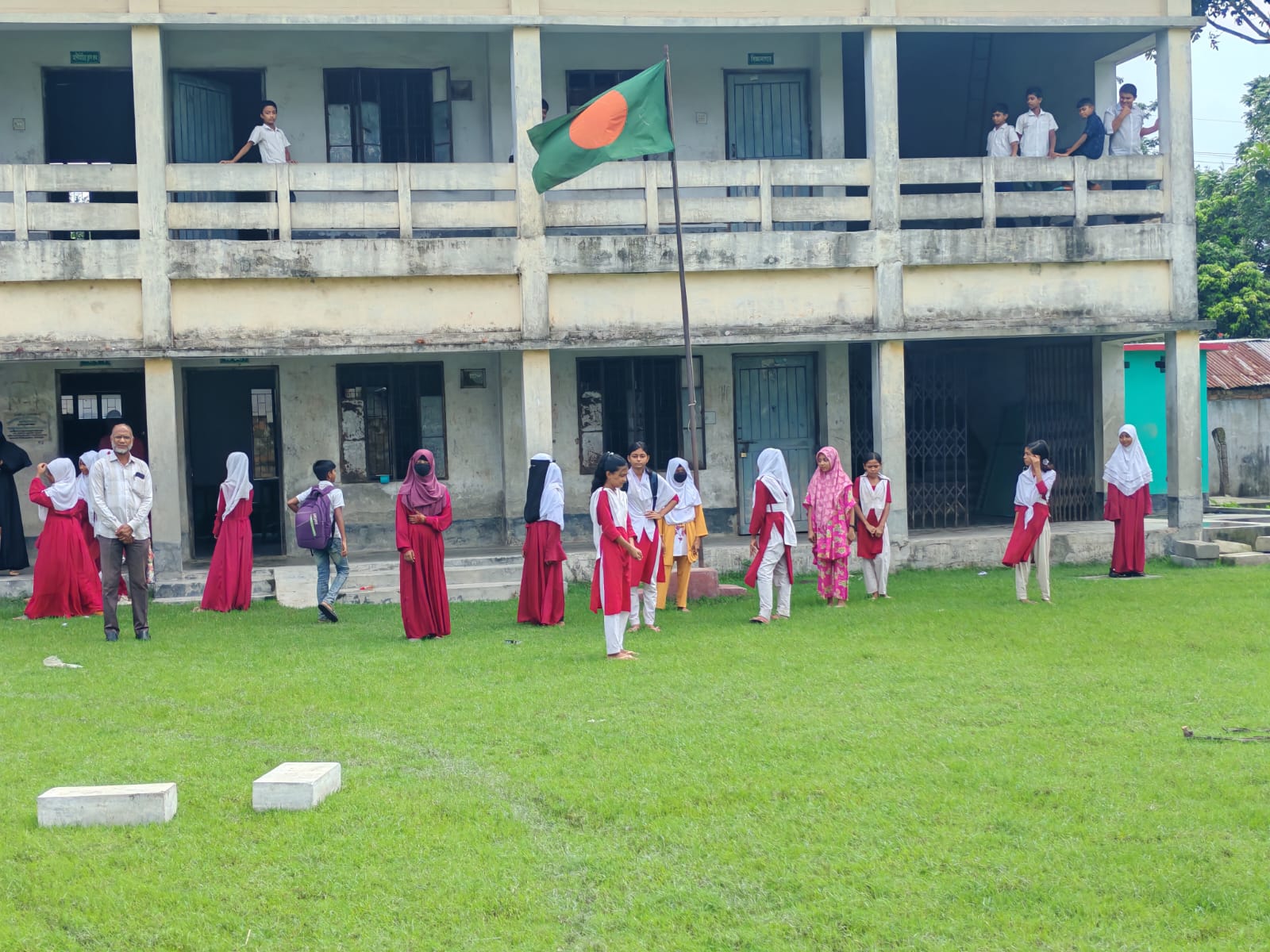 ডুমুরিয়ার টিপনা শেখ আমজাদ মেমোরিয়াল মাধ্যমিক বিদ্যালয়: ‘আদর্শ গ্রাম’ হলেও মেলেনি সরকারীকরণের স্বীকৃতি