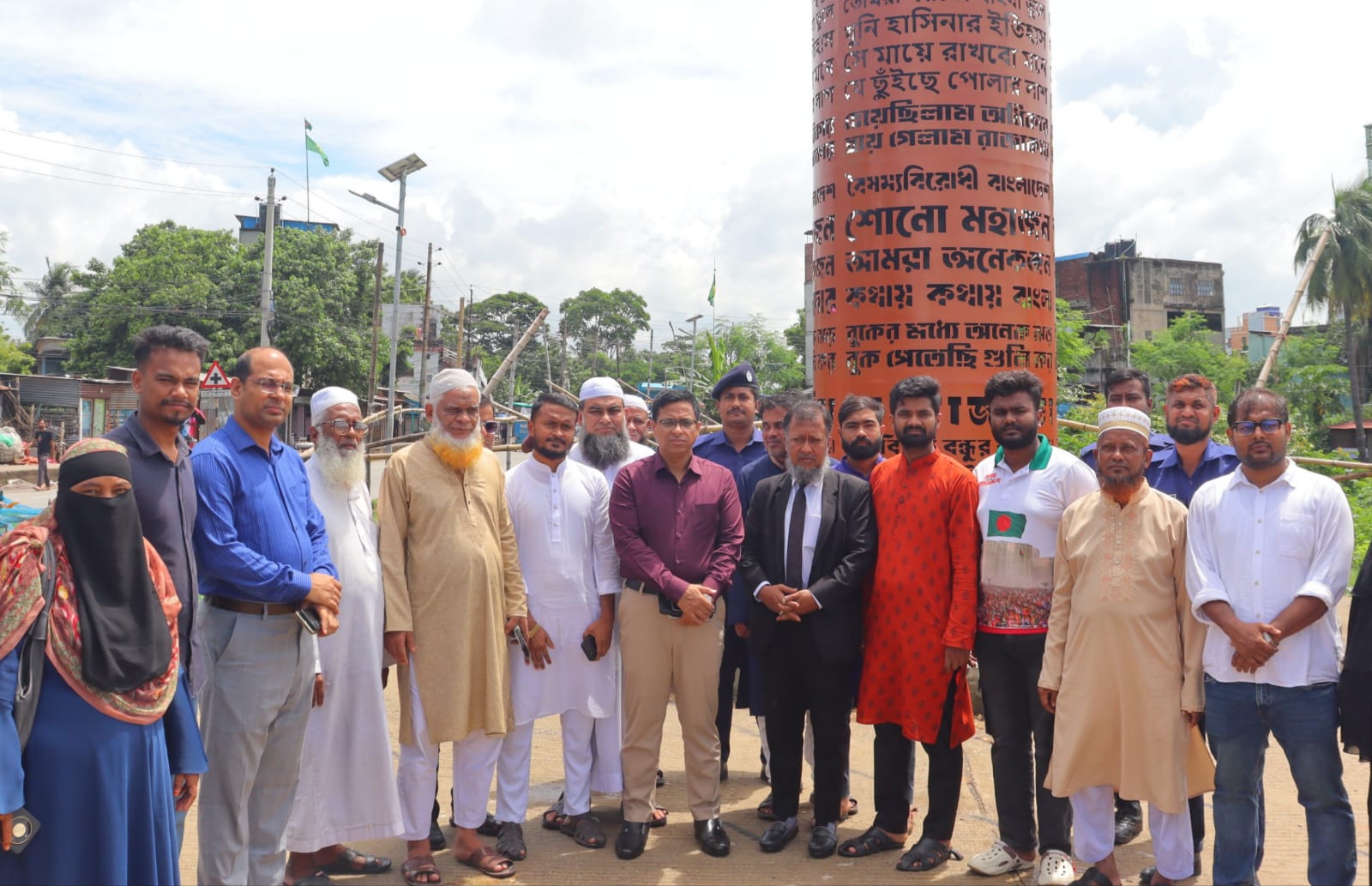 নারায়ণগঞ্জের জুলাই স্মৃতিস্তম্ভে অগ্নিকাণ্ড, ঘটনাস্থল পরিদর্শন করলেন ডিসি মো: রায়হান কবির