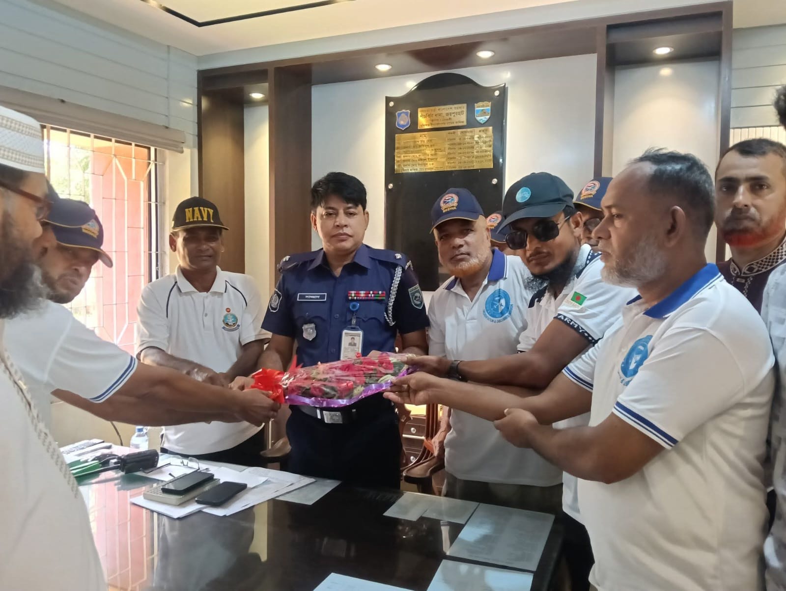 পাঁচবিবি থানার ওসি সাজ্জাদকে শুভেচ্ছা জানাল সেনাবাহিনীর সংগঠন বেসওয়া