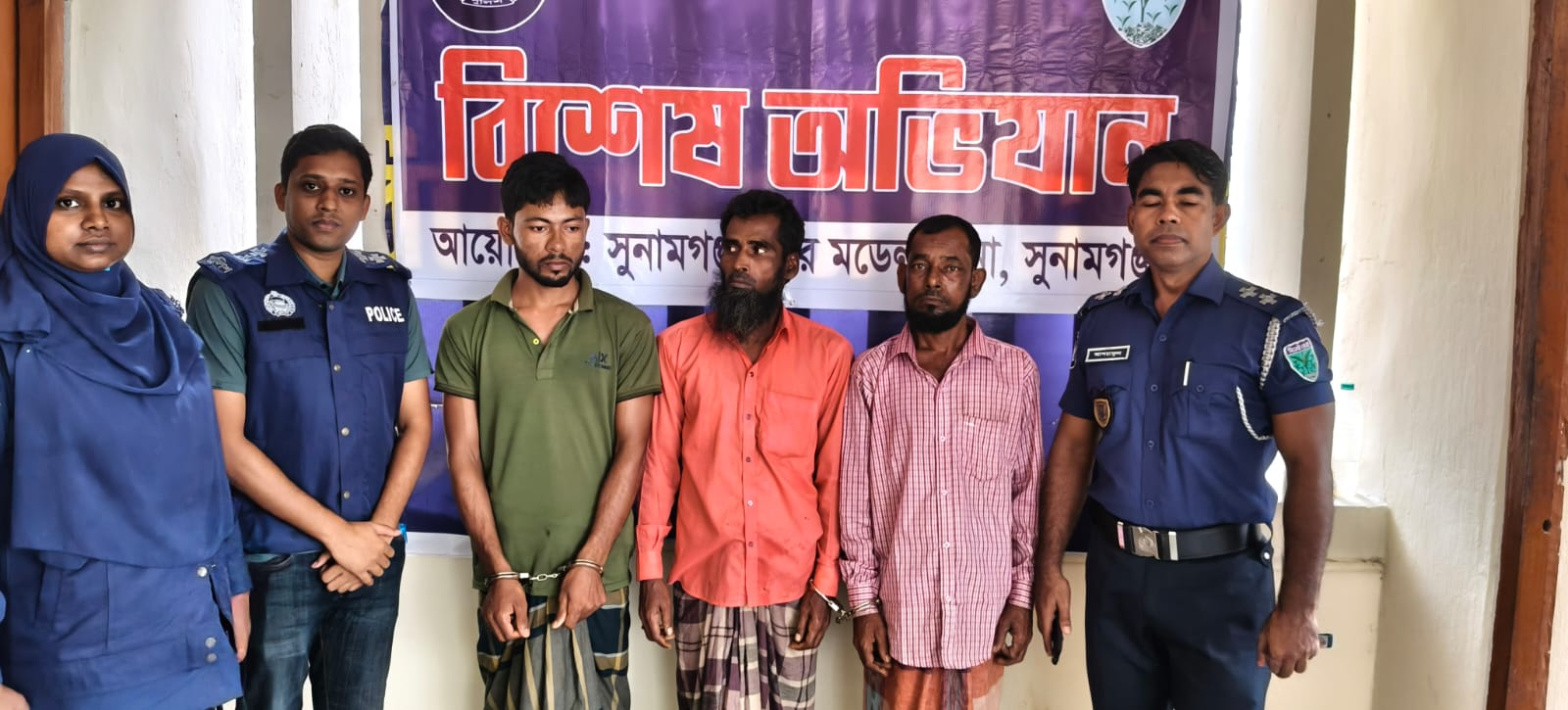 সুনামগঞ্জে পুলিশের অভিযানে ১ কোটি ২ লাখ ৪০ হাজার টাকার ভারতীয় শাড়ি ও দুটি নৌকা জব্দ