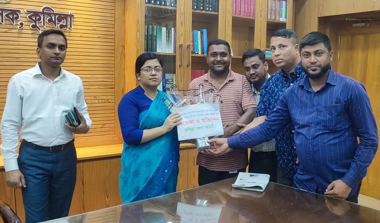 কুমিল্লার নবাগত ডিসি রোজি আক্তারকে বাংলাদেশ রিপোর্টার্স ক্লাব ট্রাস্টের ফুলেল শুভেচ্ছা