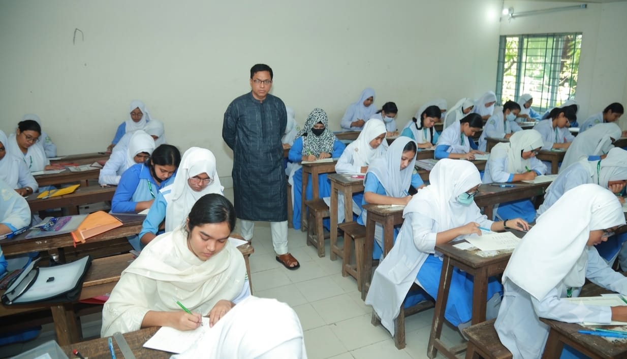 এইচএসি কেন্দ্র পরিদর্শনকালে পরীক্ষা হচ্ছে জ্ঞান, সততা ও মেধা প্রকাশের ক্ষেত্র  : ডিসি মো: রায়হান কবির