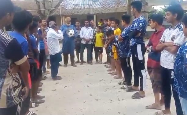 মাদকমুক্ত সমাজ গড়তে যুবকদের ফুটবল দিলেন চেয়ারম্যান প্রার্থী হামিদুর রহমান