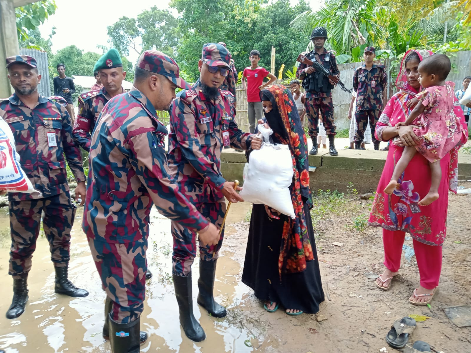 পানছড়িতে বন্যাদুর্গত পরিবারের পাশে বিজিবি, তালুকদার পাড়ায় শুকনো খাবার বিতরণ