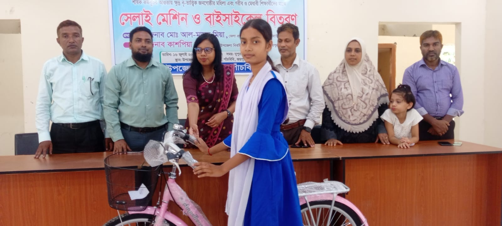 পাঁচবিবি আদিবাঘঢ়ীসী নারী ও শিক্ষার্থীরা পেল সেলাই মেশিন ও বাইসাইকেল