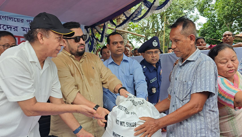 পাহাড়ি ঢলে ক্ষতিগ্রস্তদের পাশে সরকার: মহালছড়িতে ২৫০ পরিবার পেল ত্রাণ, পুনর্বাসনের আশ্বাস প্রতিমন্ত্রীর
