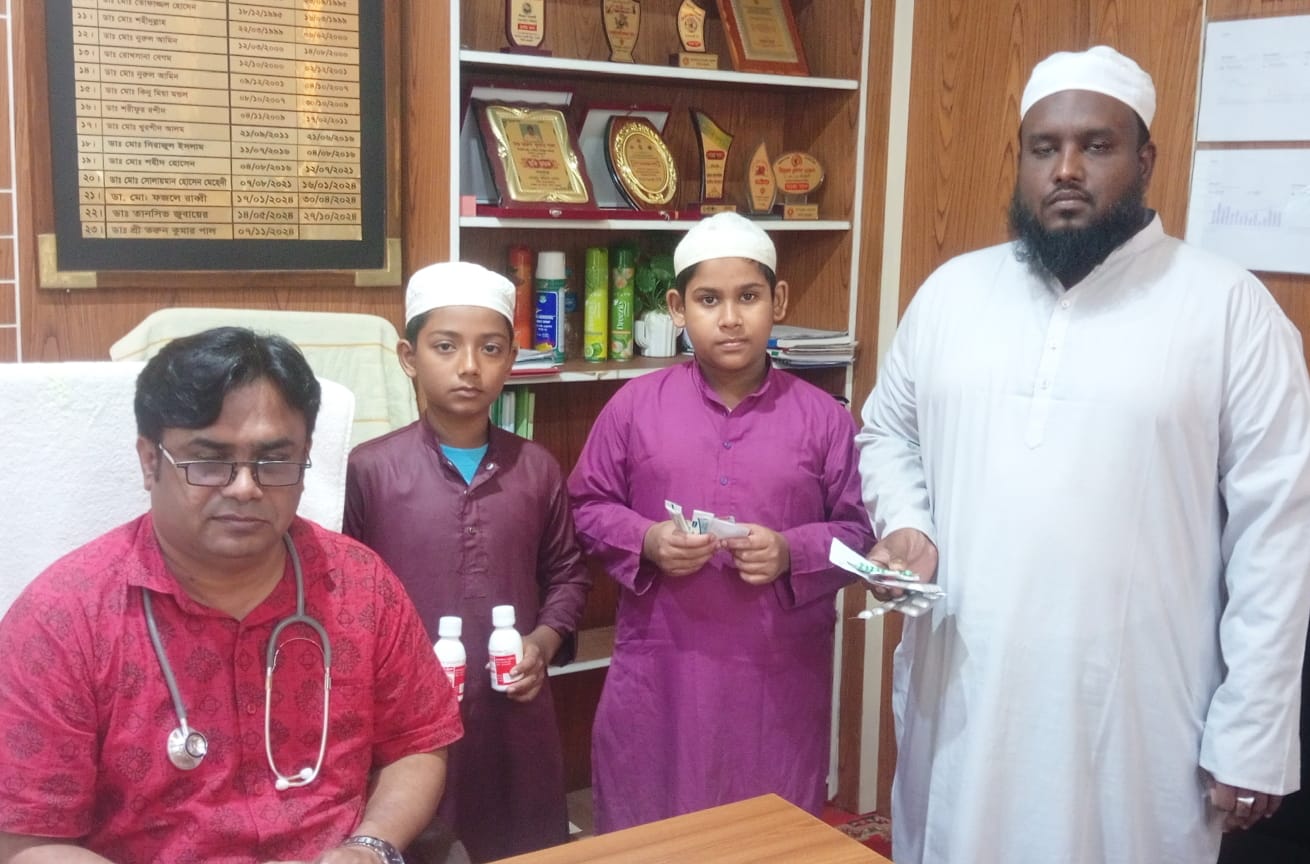 পাঁচবিবিতে মানবিক চিকিৎসা সেবার উদাহরণ উপজেলা স্বাস্থ্য কর্মকর্তা ডাঃ তরুণ কুমার