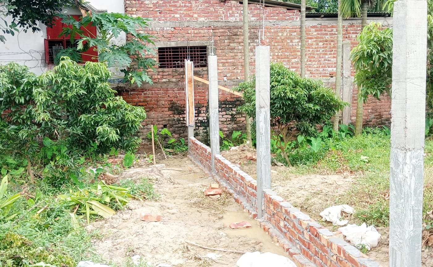 পাঁচবিবিতে বসতবাড়ির পাশে মুরগির সেড নির্মাণ, থানায় অভিযোগ
