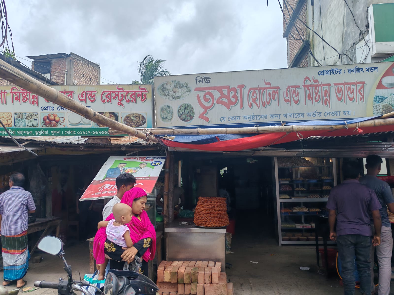 ডুমুরিয়া উপজেলা প্রশাসনের নাকের ডগায় অস্বাস্থ্যকর পরিবেশে খাদ্য উৎপাদন ও ভেজাল: দেখার কেউ নেই