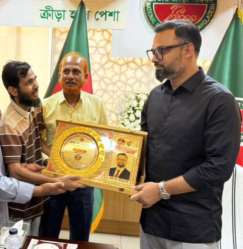 গুরুকে শিষ্যের সম্মাননা ক্রেস্ট প্রদান