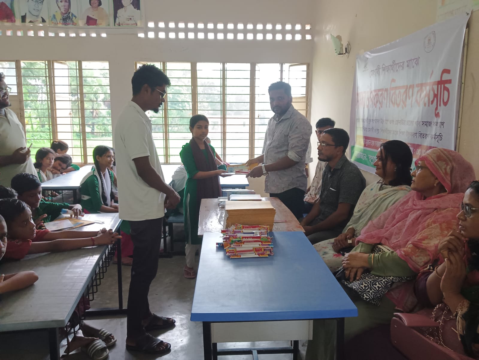 আমতলীতে স্বপ্নছোঁয়া স্বেচ্ছাসেবী যুব সংগঠন ও ছোনাউঠা চারের খাল সমাজ কল্যাণ সংস্থার উদ্যোগে শিক্ষা উপকরণ বিতরণ