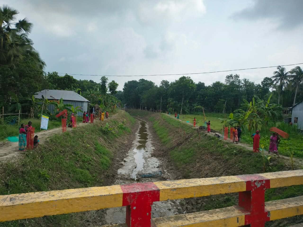 দু’টি খাল খননের উদ্বৃত্ত ১৭ লাখ টাকা কোষাগারে জমা দিলেন ইউএনও