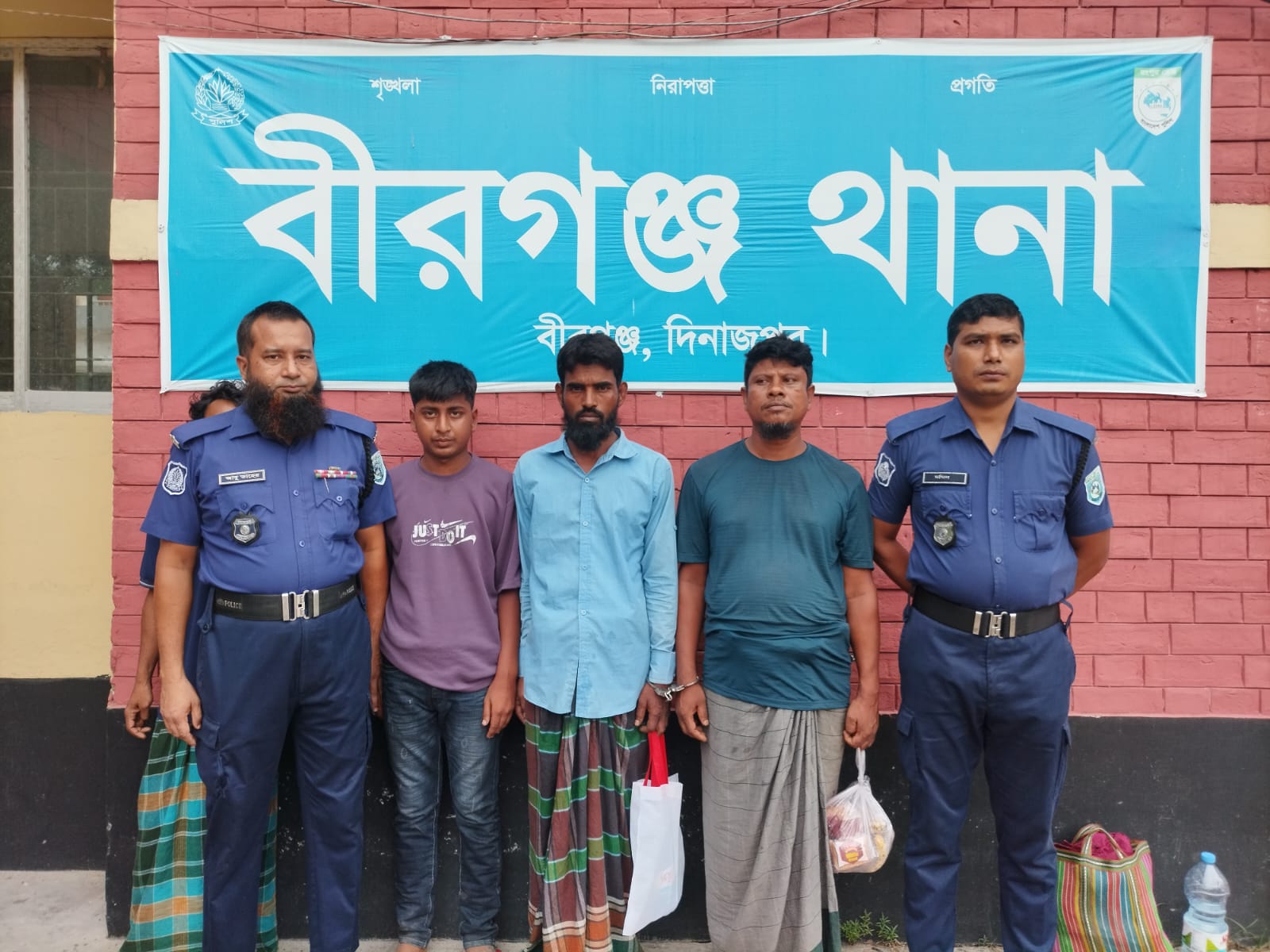 দিনাজপুর বীরগঞ্জে র‌্যাব ও পুলিশের যৌথ অভিযান ১২ লাখ টাকা মূল্যের ৫৬ কেজি গাঁজাসহ ৩ জন আটক.