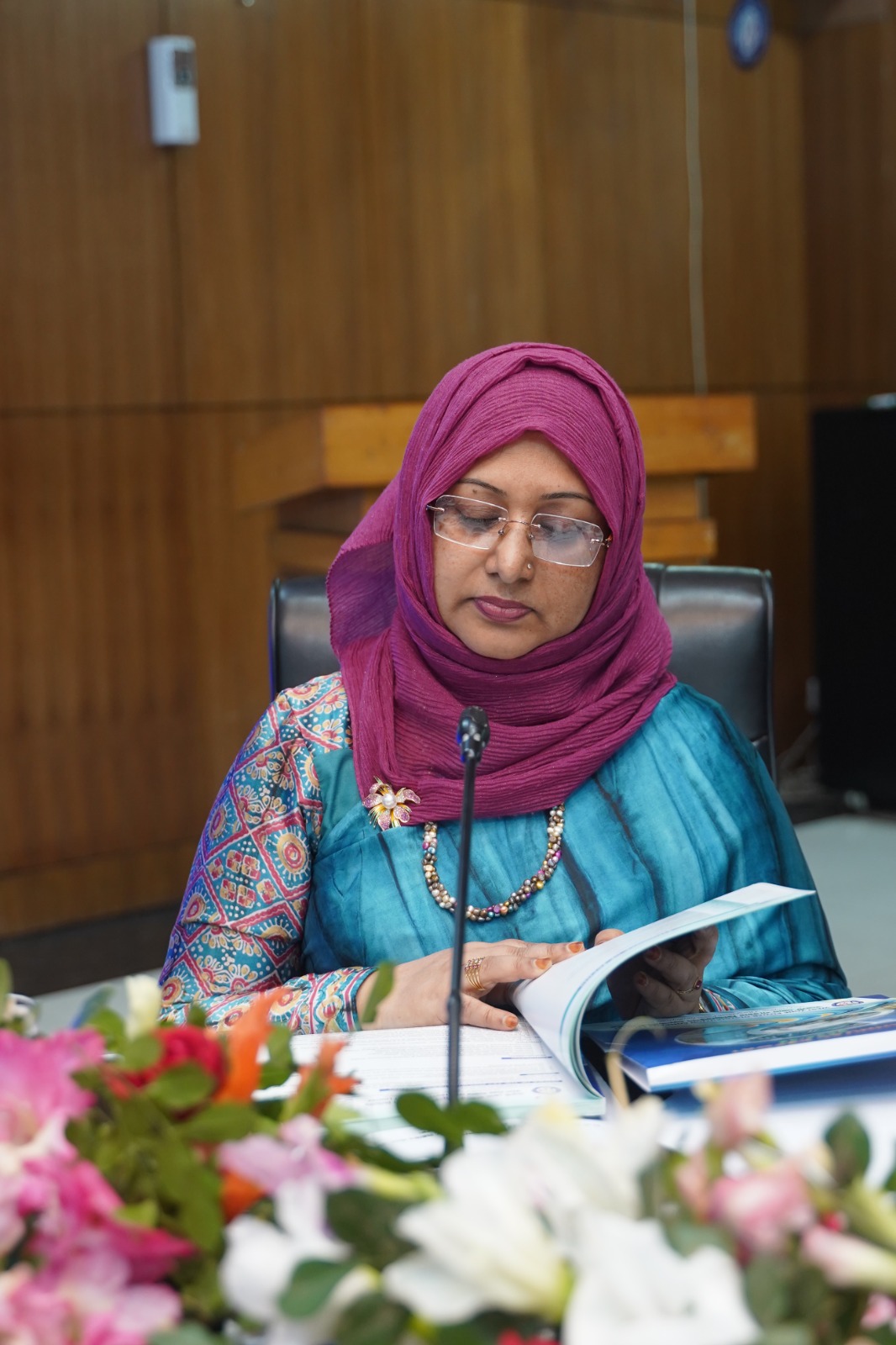 অন্যায়ের বিরুদ্ধে আপোষহীন ও নিরপেক্ষ কর্মকর্তা অঞ্জনা খান মজলিশ: পারিবারিক রাজনীতির বলির পাঁঠা, তবুও নীতিতে দৃঢ়