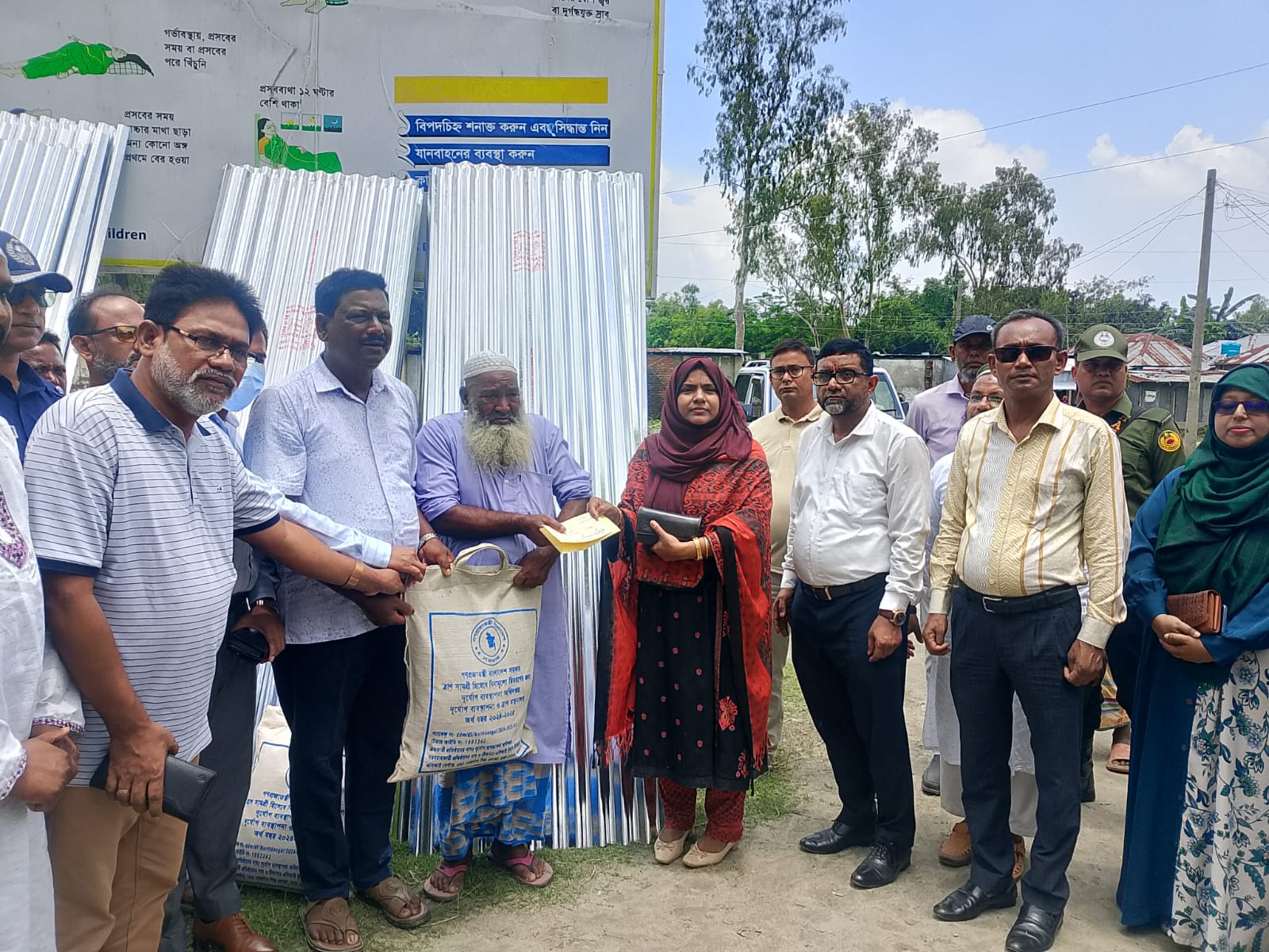 গঙ্গাচড়ায় তিস্তার ভাঙনে ক্ষতিগ্রস্ত ৩৫ পরিবার পেল  নগদ টাকা সহ টিন ও খাদ্যসামগ্রী