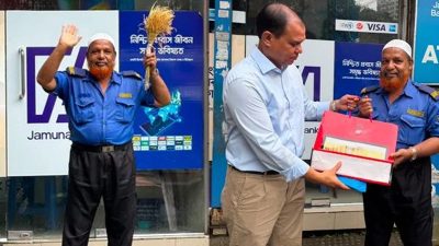 প্রধানমন্ত্রী তারেক রহমানের উপহার পেলেন নিরাপত্তাকর্মী আব্দুস সালাম