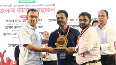 প্রধানমন্ত্রী স্মৃতি স্মারক তুলে দিলেন জুলাই আন্দোলনের শহীদ ও আহতদের হাতে